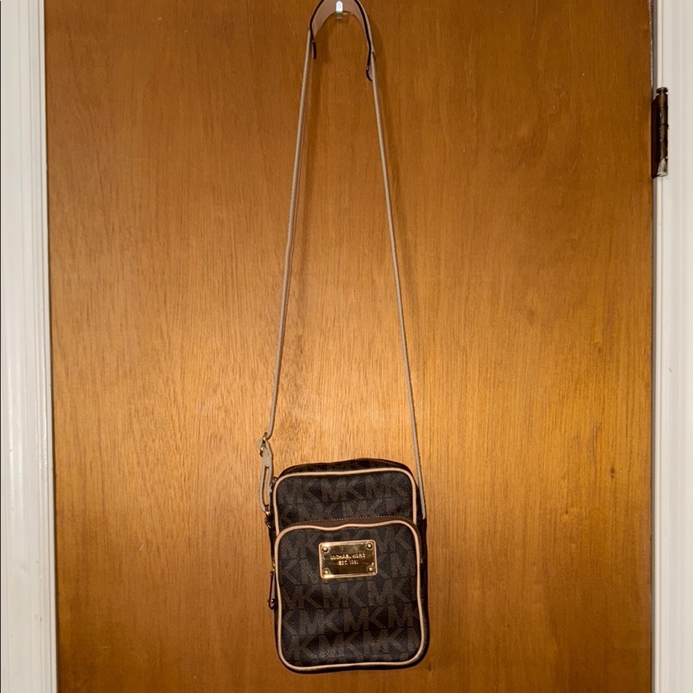 •MICHAEL KORS•BROWN & TAN JET SET TRAVEL FLIGHT BAG W/SIGNATURE MK LOGO EUC - Picture 4 of 12